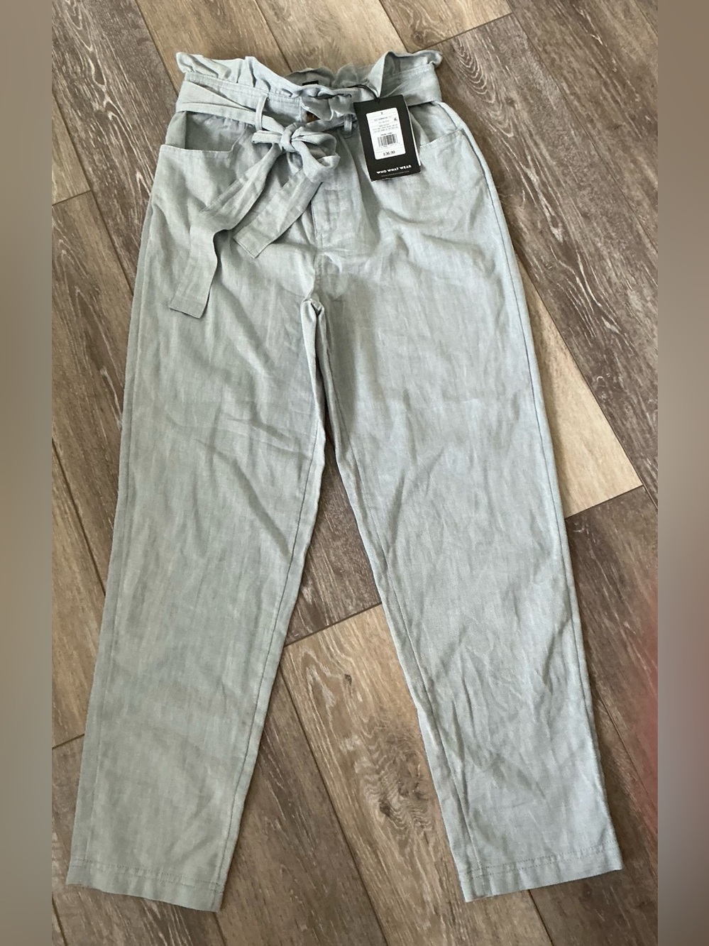 NWT Who What Wear paperbag-waist pants featuring a tie belt.
Colorblue chambray
